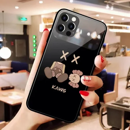 kaws カウズ アイフォン 15 携帯ケース  女性愛用