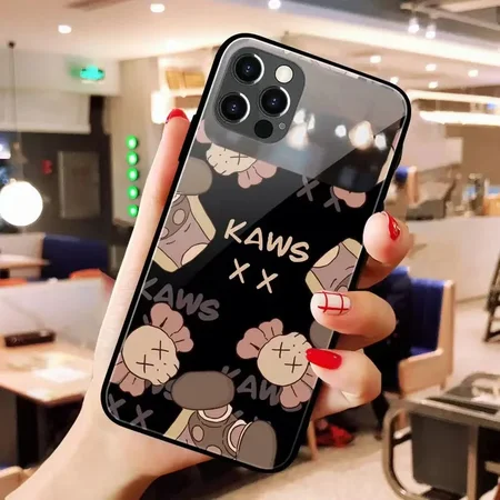 kaws カウズ アイフォン 15 携帯ケース  女性愛用